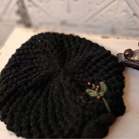 VINTAGE HAND CROCHET RETRO LITTLE BLACK BARRETTE W/FLORAL DESIGN main image 8